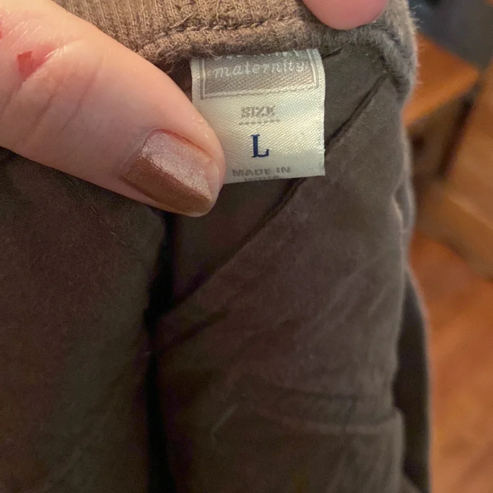 Old navy maternity pants - Picture 3 of 3